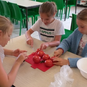 3de leerjaar maakt tomatensoep met balletjes