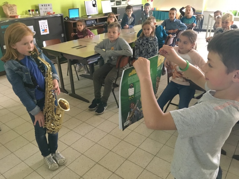 Anneke op bezoek in 4A met haar saxofoon