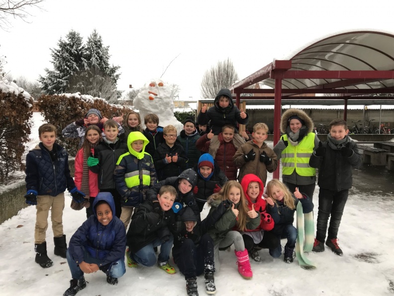 De leerlingen van 4C bouwden de grootste sneeuwman!