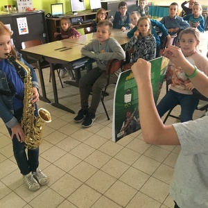 Anneke op bezoek met haar saxofoon
