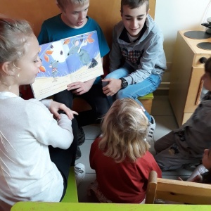 Integratieactiviteit  6c leest voor in de kleuterschool De Wervetuin bij de kleuters van juf Inge
